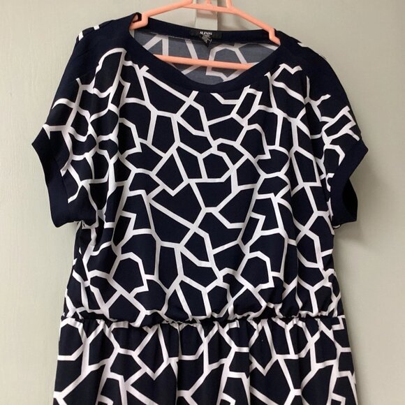 Alfani Dresses & Skirts - Alfani Women’s Dress Petite Size Large Elastic Waist Navy Geometric Short Slevee